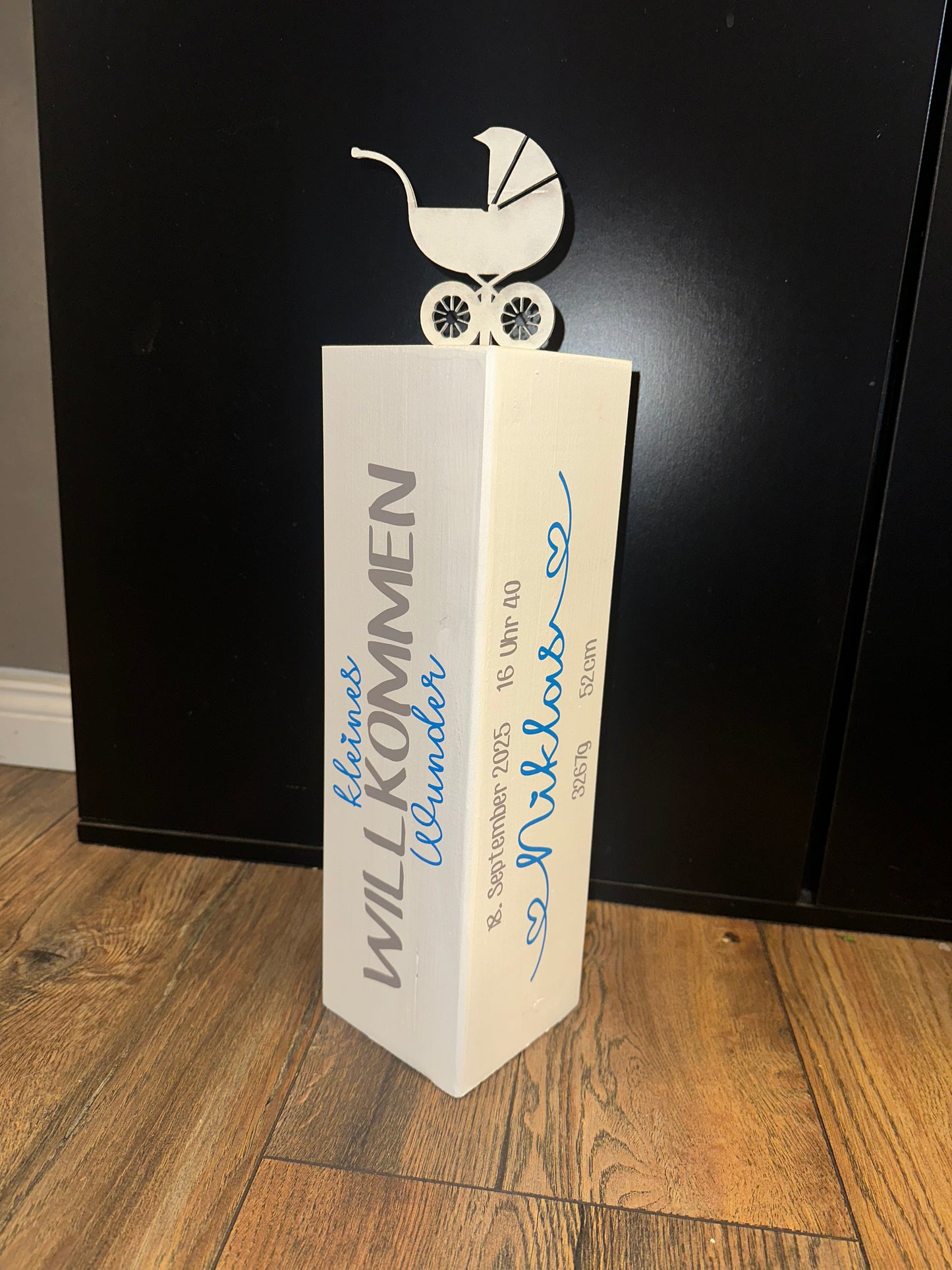 Babygeschenk mit Name & Wunschtext | Geschenk zur Geburt und Willkommensgruß| Personalisierter Holzpoller 20–40 cm –