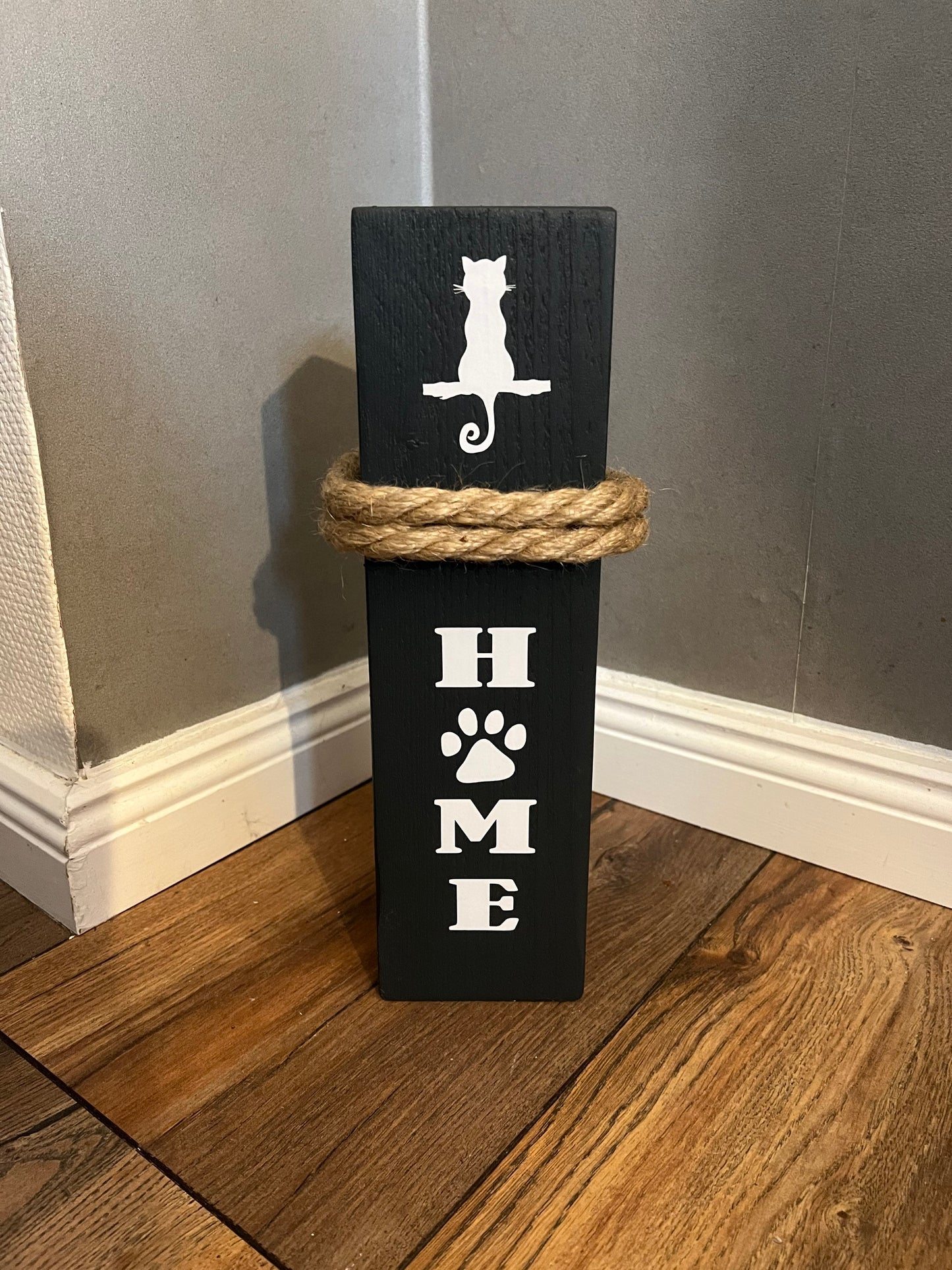 Geschenk für Katzenmama – Holz-Dekosäule HOME | Rustikale Katzenliebe & Deko für Katzenmama, Dekosäule